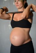 8 თვის ორსული ძალოსანი კვლავ განაგრძობს გირების თრევას(+ფოტოები)