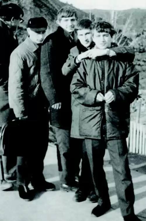 ვლადიმერ პუტინი მეგობრებთან ერთად, 1969 წელი