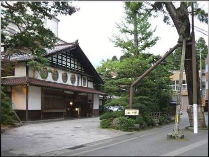 ეს სახლი (უფრო ზუსტად ადგილი სადაც სახლი დგას) 1300 წელია ერთ ოჯახს ეკუთვნის იაპონიაში.