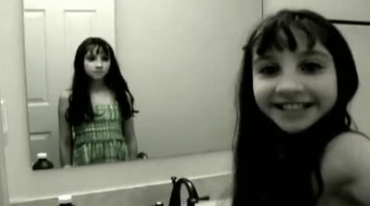 პატარა გოგოს მოჩვენება სარკეში