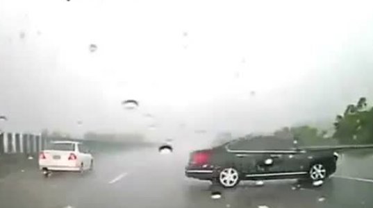 საშინელი ავარია წვიმაში !
