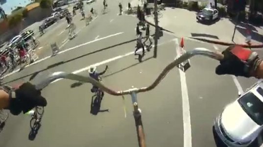 ლოს-ანჟელესის მცხოვრები - ამხედრებული 4,5 მეტრის სიმაღლის ველოსიპედზე