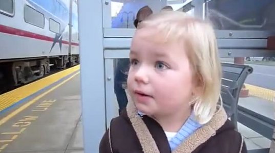 3 წლის ბავშვის რეაქცია მატარებლის დანახვაზე