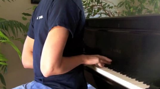 პიანინოზე დაკვრა ამობრუნებული ხელებით
